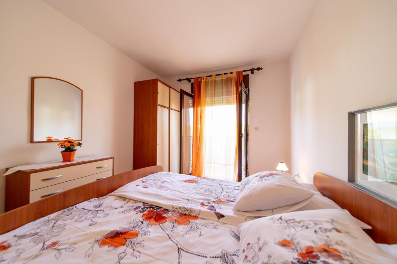 Apartmani Centar Palit Exteriör bild